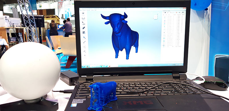 Präsentation von Scan-Modell des Artec Ray Scanners, dem 3D-Druck und Referenzkugel auf der Handwerksmesse