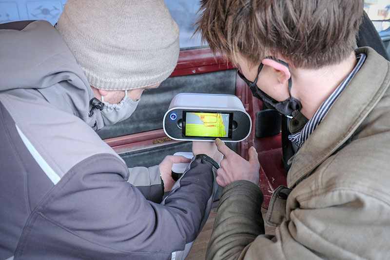 Scan des Fahrzeuginnenraums mit dem Artec Leo Handscanner