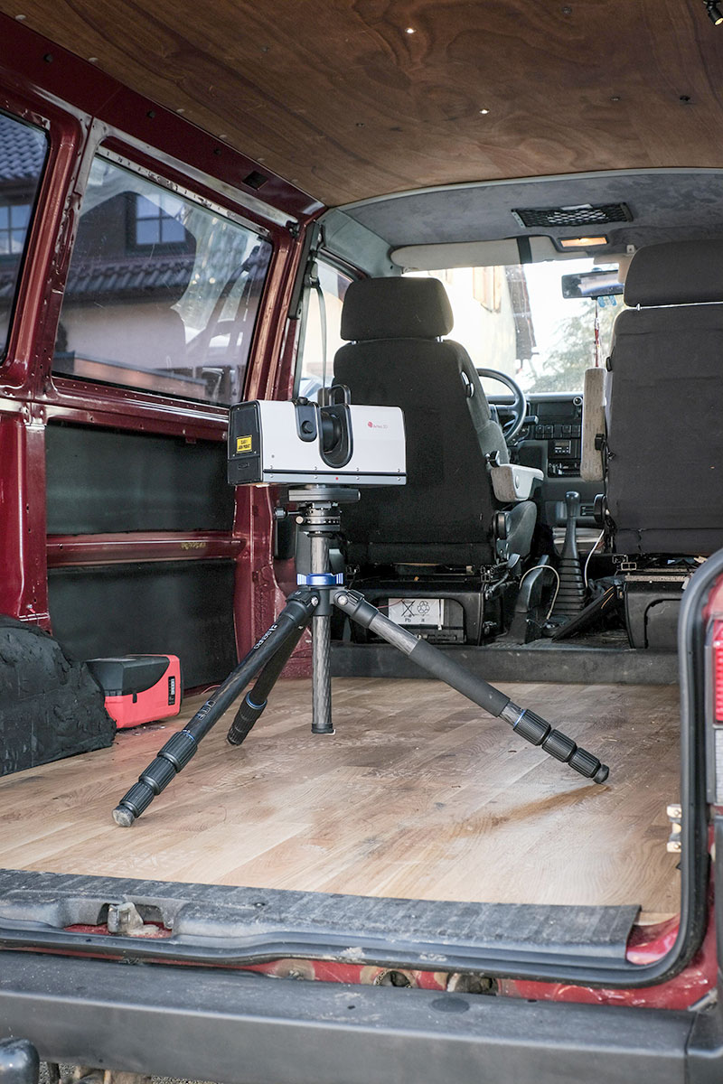 Scan des Fahrzeug mit Artec Ray Laserscanner in verschiedenen Positionen