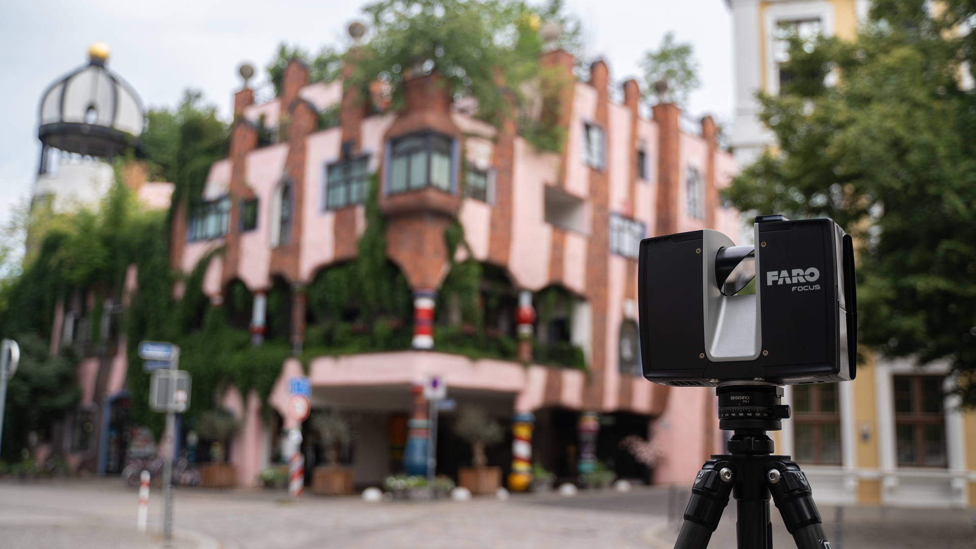 Faro Scanner vor Hundertwasserhaus