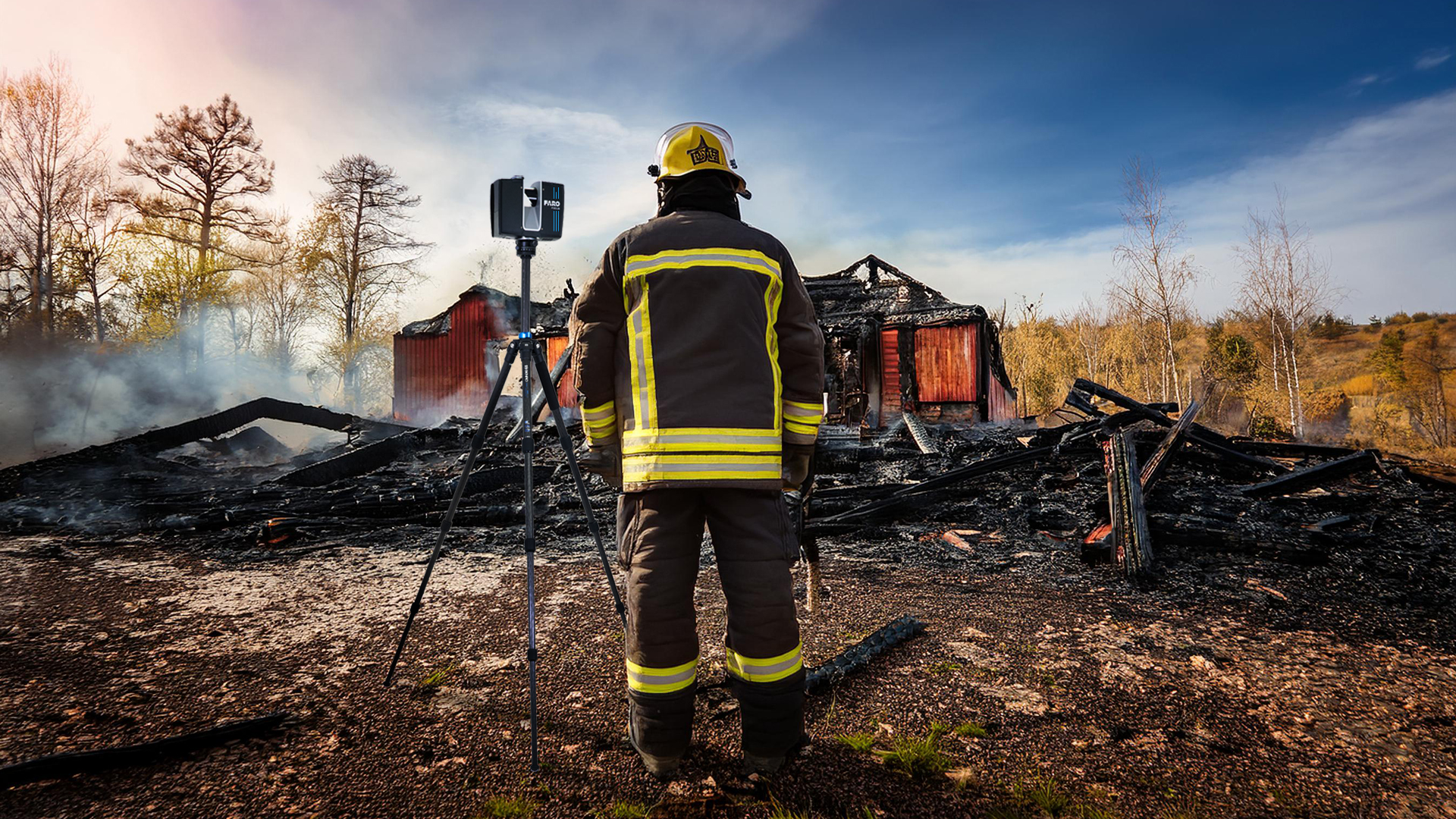 Feuerwehrmann mit Scanner vor verbrannten Haus