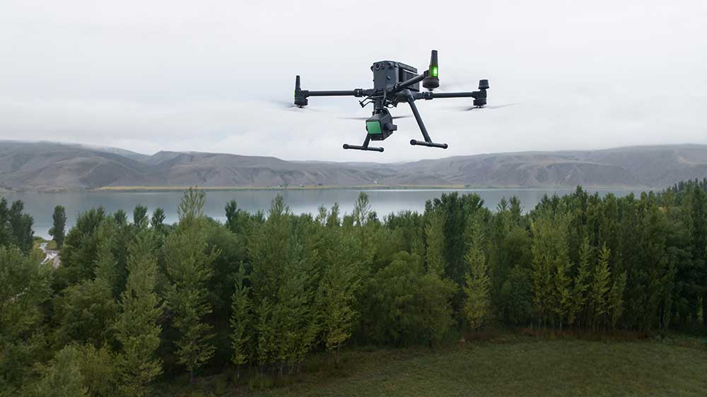 DJI Matrice 350 RTK mit Zenmuse L2 im Flug über eine Landschaft