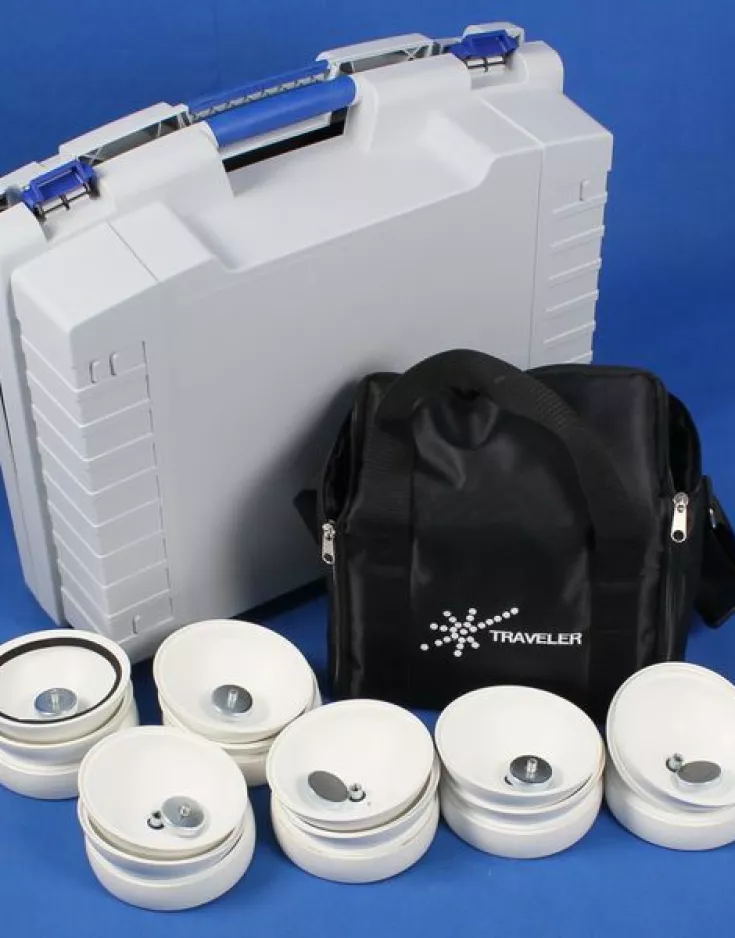Die Laserscanning-Referenzkugel Traveler ist als Set mit Transportkoffer und Umhängetasche erhältlich.