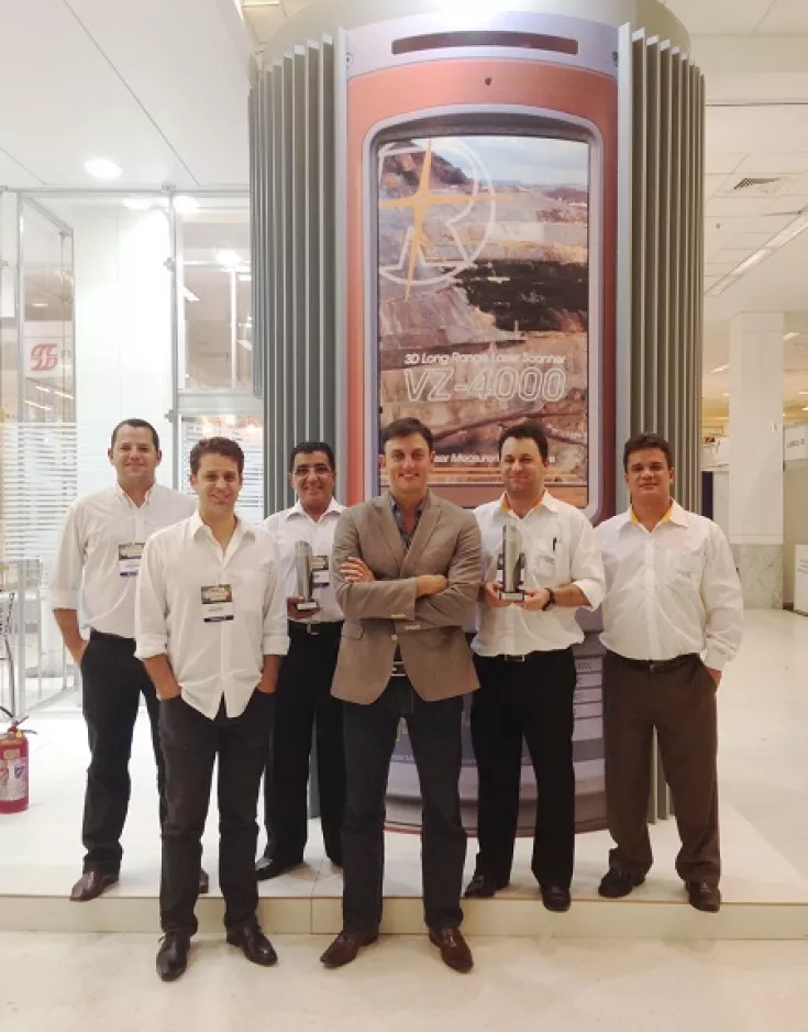 Roger Neves (in the middle) and the proud team of CPE with the MundoGeo figurine
