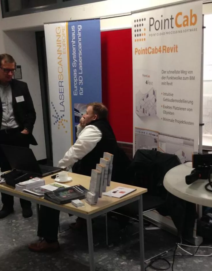 Geschäftsführer Eric Begholz berät einen Interessenten auf den 16. Oldenburger 3D-Tage.