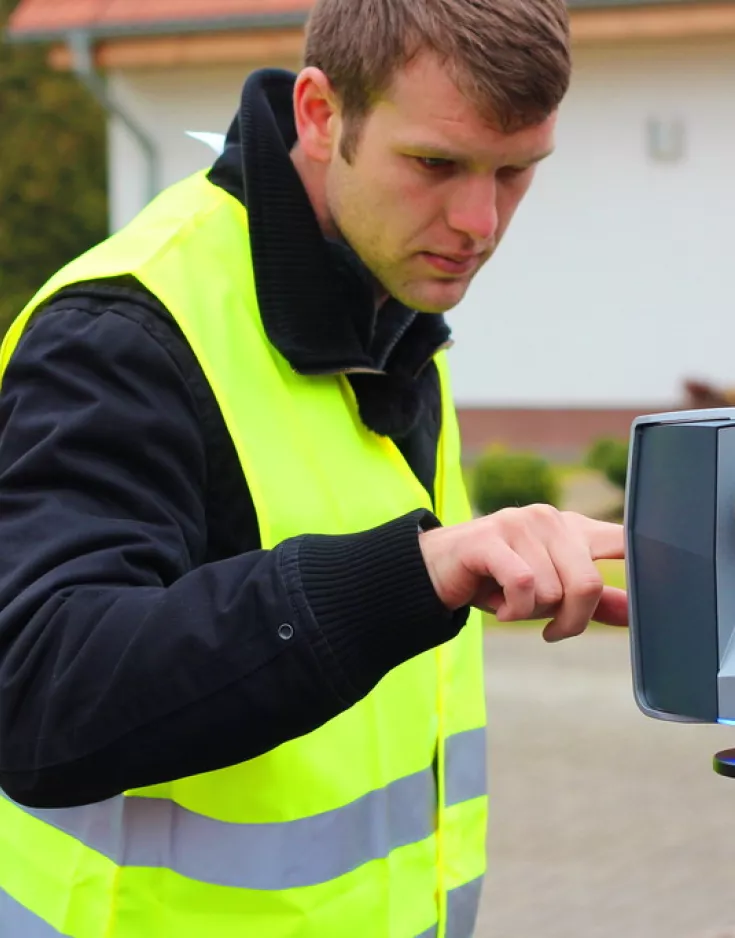Laserscanning Operator beim scannen im Außenbereich