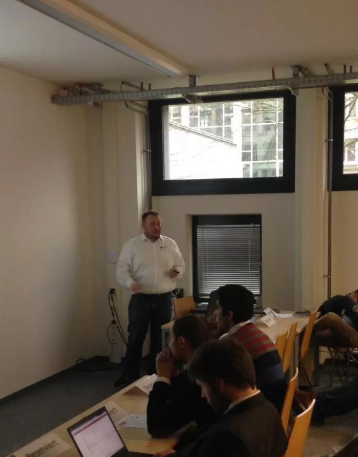 Der Geschäftsführer der Laserscanning Europe GmbH mit einem Vortrag zum ZEB-REVO und DPI-8.