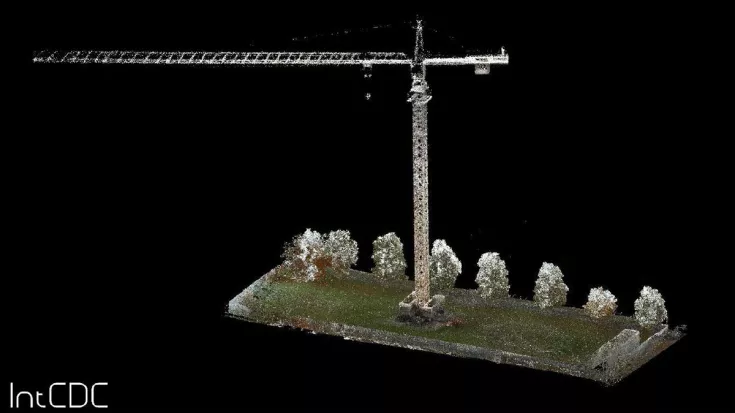 Das IntCDC-Außentestgelände, aufgenommen mit dem ZEB Horizon. Der Turmdrehkran ist Teil einer cyber-physikalischen Bauplattform.
