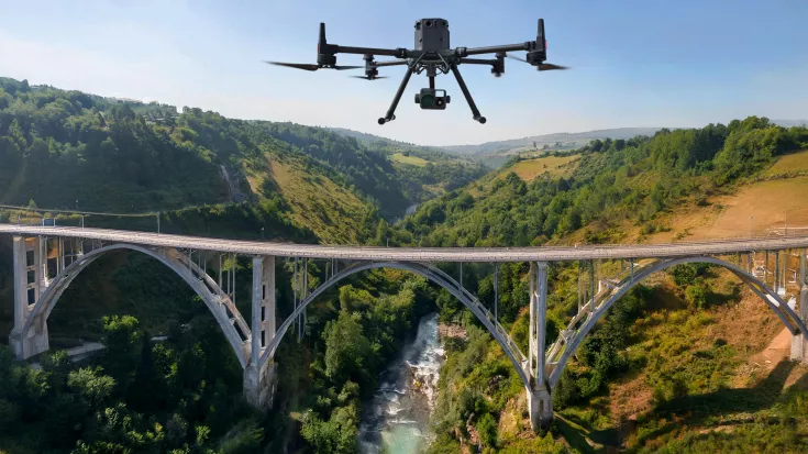 Drohne fliegt über Brücke