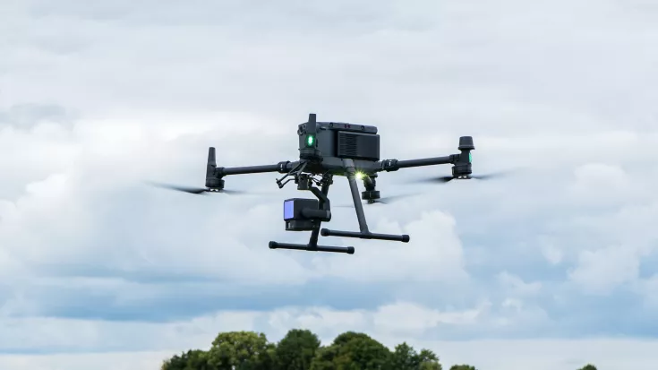 Drohne fliegt zur Vermessung