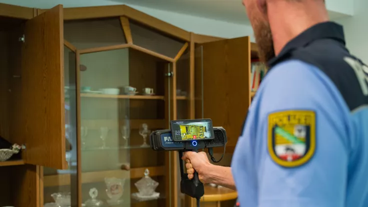 Polizist Scanning Zeitersparnis
