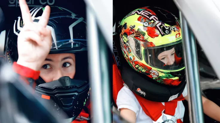 Racecar Kinder mit Helm im Auto
