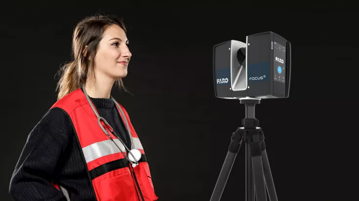 Rettungsfrau mit Scanner