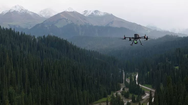 DJI Matrice 350 RTK über Landschaft