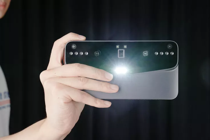 Einstar Vega in einer Hand