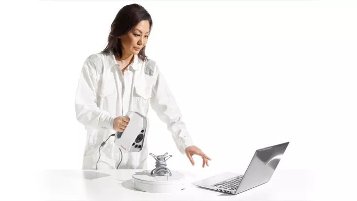 Frau mit Artec Spider II