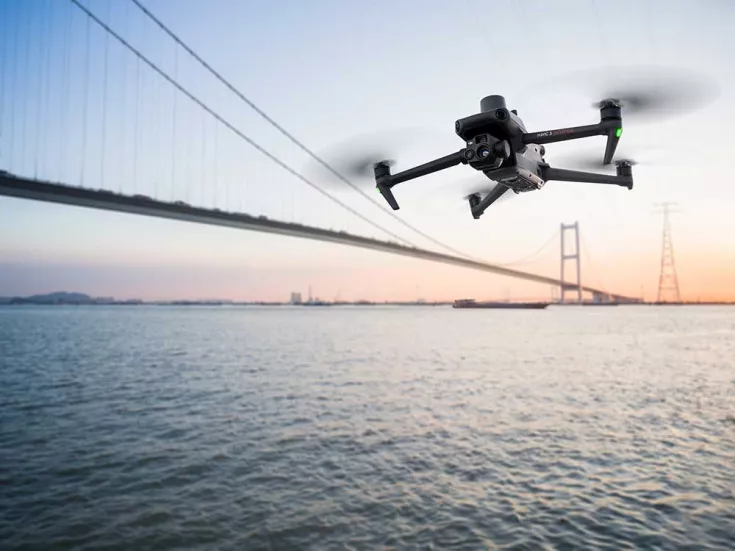 DJI Mavic 3 Enterpreise vor einer Brücke