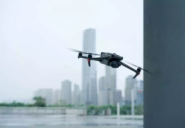 DJI Mavic 3E in der Stadt